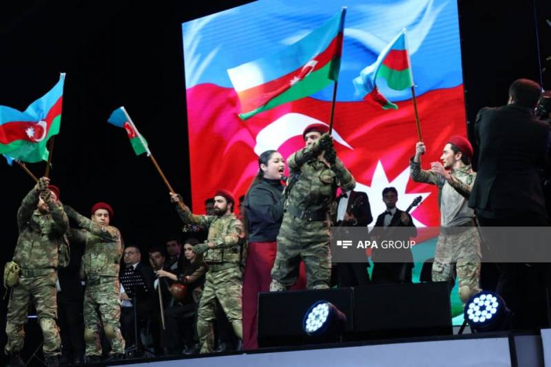 Bakıda Zəfər Günü münasibətilə konsert keçirilib, atəşfəşanlıq olub - FOTO - YENİLƏNİB