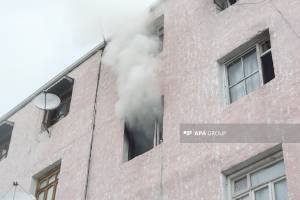 Bakıda çoxmərtəbəli binada yanğın başlayıb