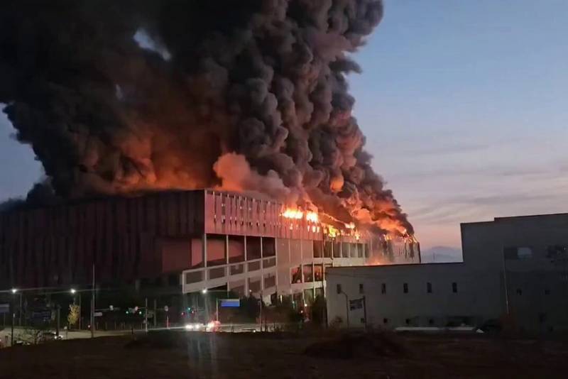 Cənubi Koreyada logistika anbarı yanır