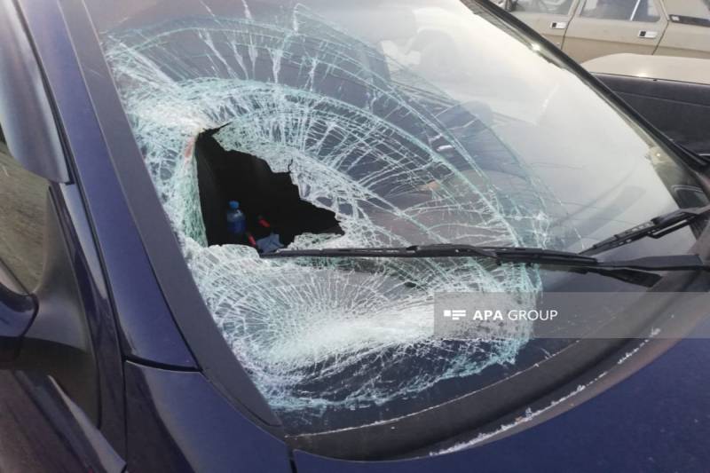 Gəncədə avtomobil divara çırpılıb, 2 nəfər xəsarət alıb