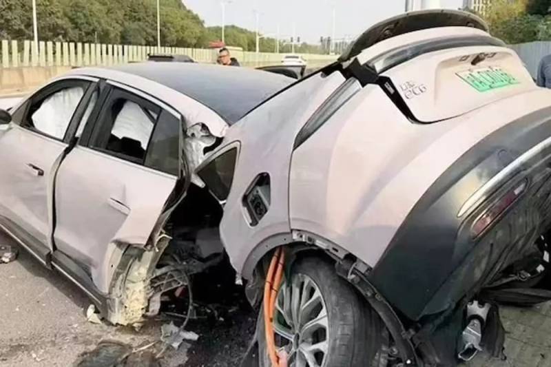 Şanxayda Dəhşətli Qəza: Nio Elektrikli Avtomobili Yüksək Sürətlə Beton Səddə Çırpılaraq İki Hissəyə Bölündü