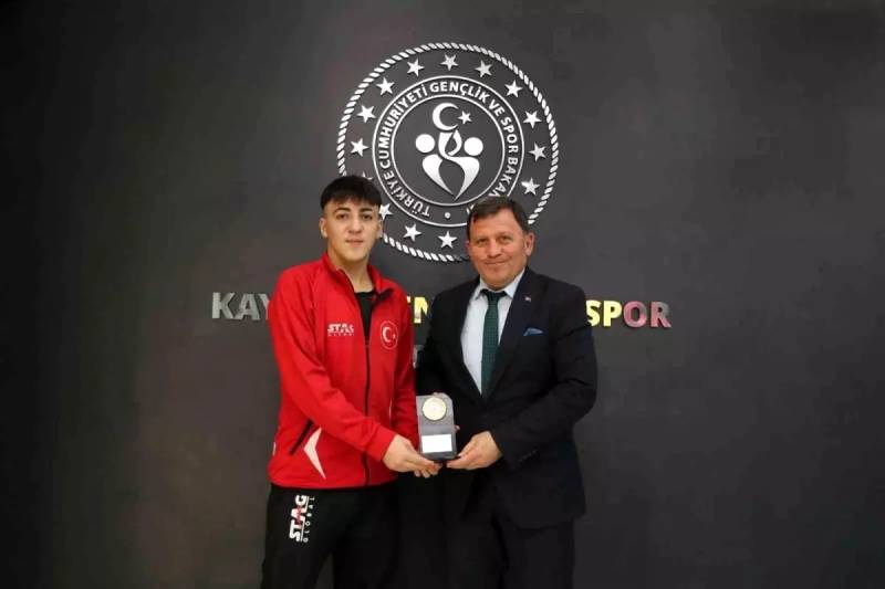 Milli Stolüstü Tennisçi Kenan Eren Kahraman Dünya İkinciliyindən Sonra Qayseri İdman Rəisini Ziyarət Etdi