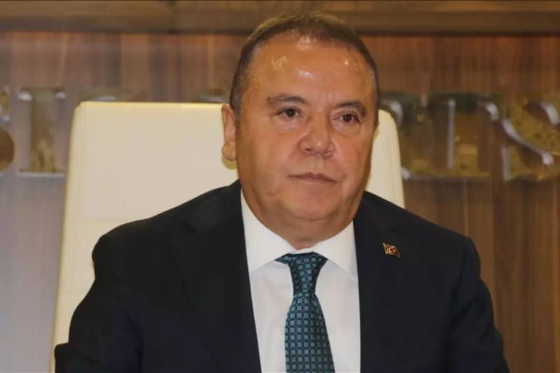 CHP-dən olan həbsdəki Antalya bələdiyyə sədri Muhittin Böcək təcili xəstəxanaya yerləşdirilib Xəbər şəkili