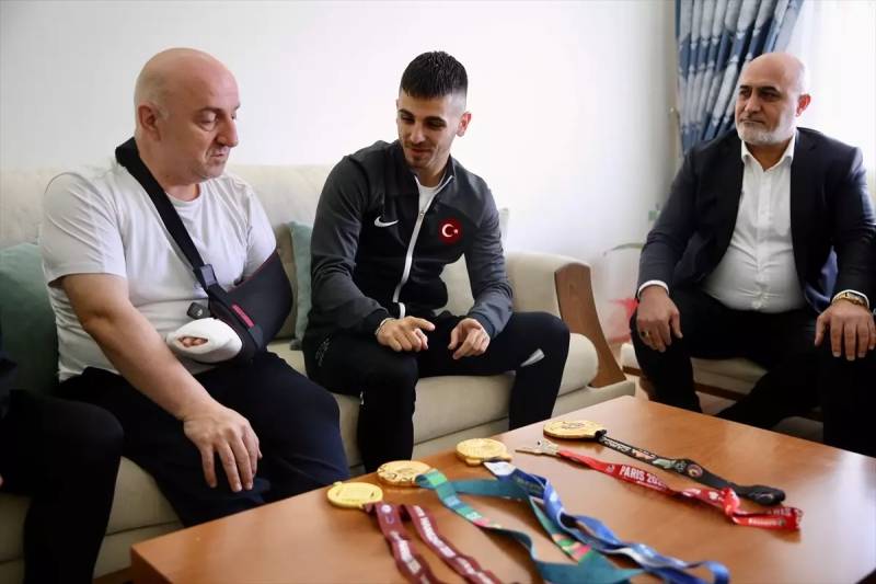 Eray Şamdan Karate üzrə Dünya Çempionatının Qızıl Medalını Qazanaraq Tarix Yazdı