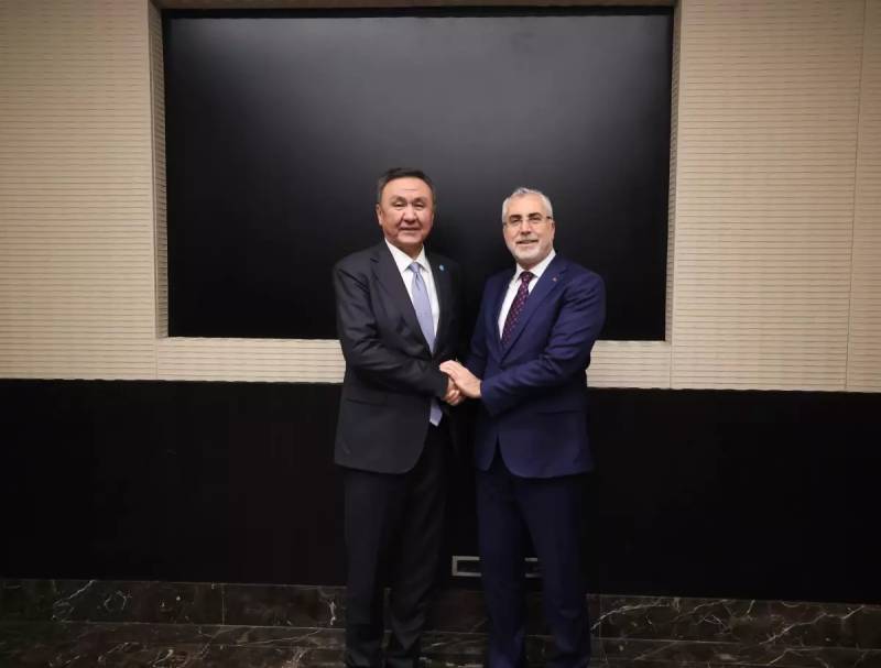 Türkiyənin Əmək Naziri Vedat Işıkhan TDT Baş katibi ilə Bakıda görüşdü: Birgə Bəyannamə imzalandı Xəbər şəkili