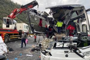 Türkiyədə avtobus TIR-a çırpılıb, 7 nəfər ölüb, 11-i yaralanıb Xəbər şəkili