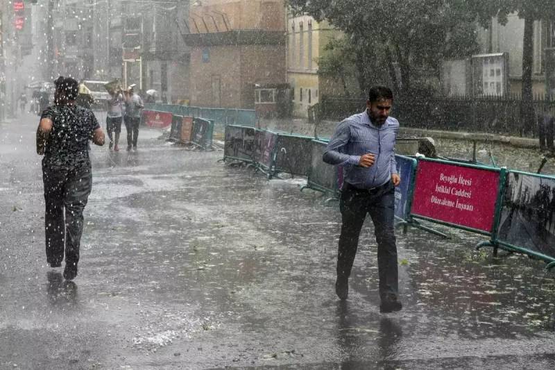 Türkiyənin 77 Əyaləti Üçün Güclü Yağış Xəbərdarlığı: İstanbulda Bazar Günü Leysan Gözlənilir