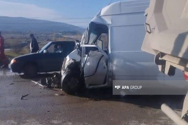 Qubada avtobus yük maşını ilə toqquşub, ölən var - FOTO