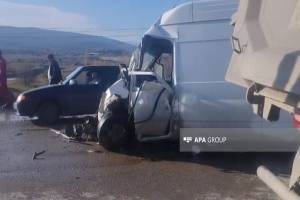 Qubada avtobus yük maşını ilə toqquşub, ölən var - FOTO Xəbər şəkili