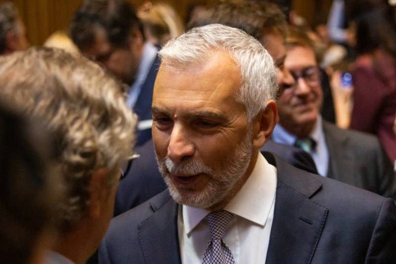 Avropa Komissiyasının fırıldaqçılıqda adı hallanan məmuru təqaüdə çıxıb