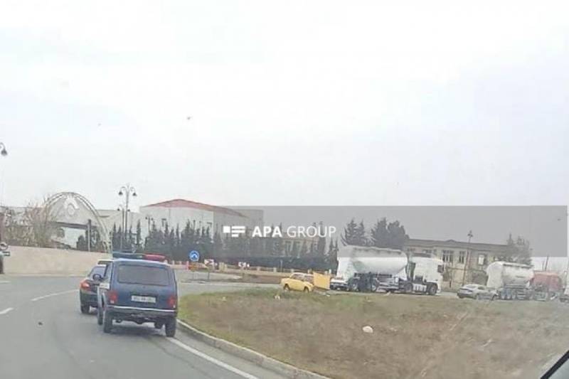 Biləsuvarda minik avtomobili yük maşınına çırpılıb, 4 nəfər xəsarət alıb