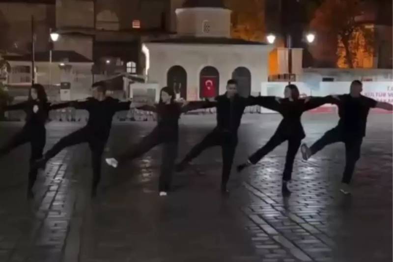 Ayasofya Məscidinin Qarşısındakı Sirtaki Rəqsi Sosial Şəbəkələri Alova Atdı