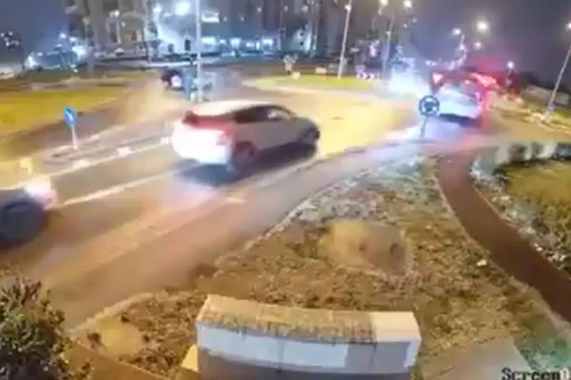 Rumıniya, Oradea şəhərində şok qəza: Sürətli avtomobil iki taksinin üstündən necə uçdu?