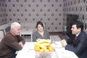 İcra başçısı şəhid Riyad Əliyarovun ailəsini ziyarət edib (FOTO) Xəbər şəkili